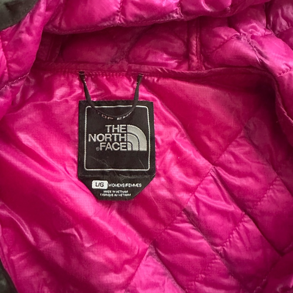 The North Face Women's Black Quilted Puffer with Pink Lining - Picture 2 of 3